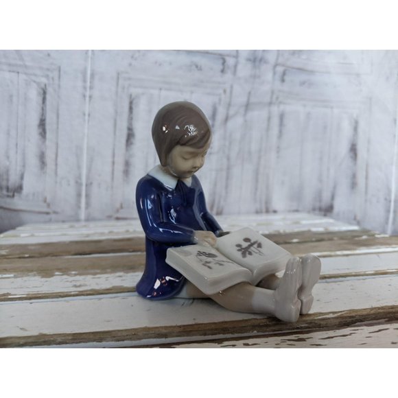 B&g 2247 girl reading book